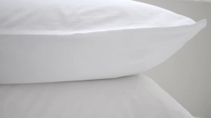 床上干净舒适的白色枕头