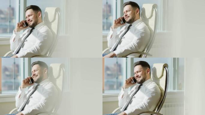 下班休息期间，商人通过电话交谈