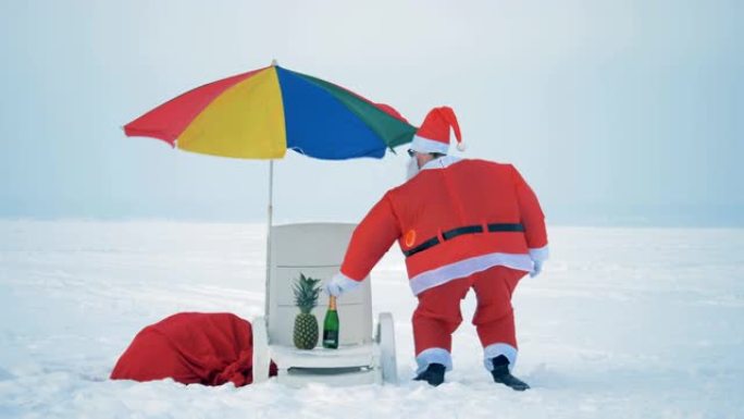 白雪皑皑的海滩绿洲与跳舞的圣诞老人