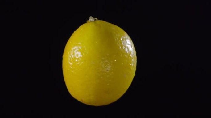 黑色背景上漂浮的柠檬