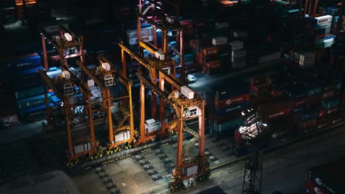 集装箱运输工业港口的4k时间流逝。进出口货物国际业务。大型起重机在夜间将集装箱装卸到卡车上。