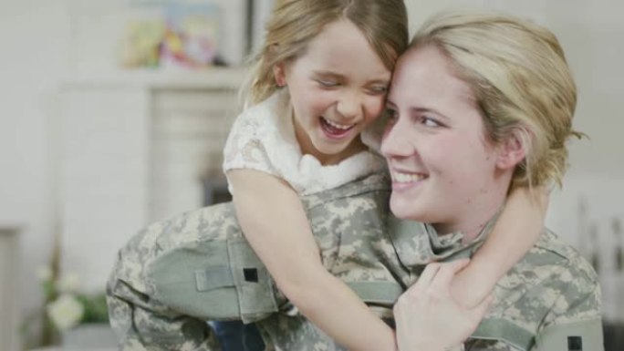 军人妈妈拥抱女儿