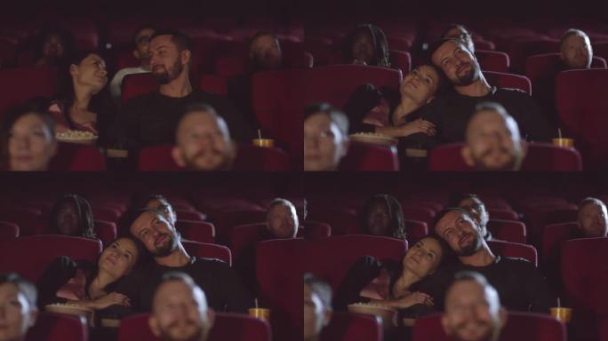 夫妇在剧院看电影视频素材