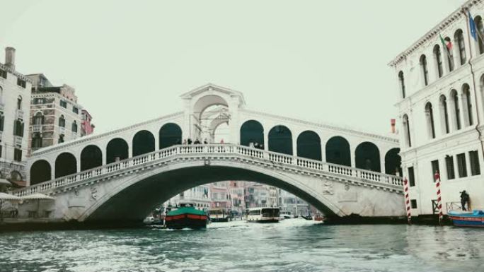 船只经过令人惊叹的里亚托桥下，这是意大利威尼斯和世界建筑古代遗产的象征之一。