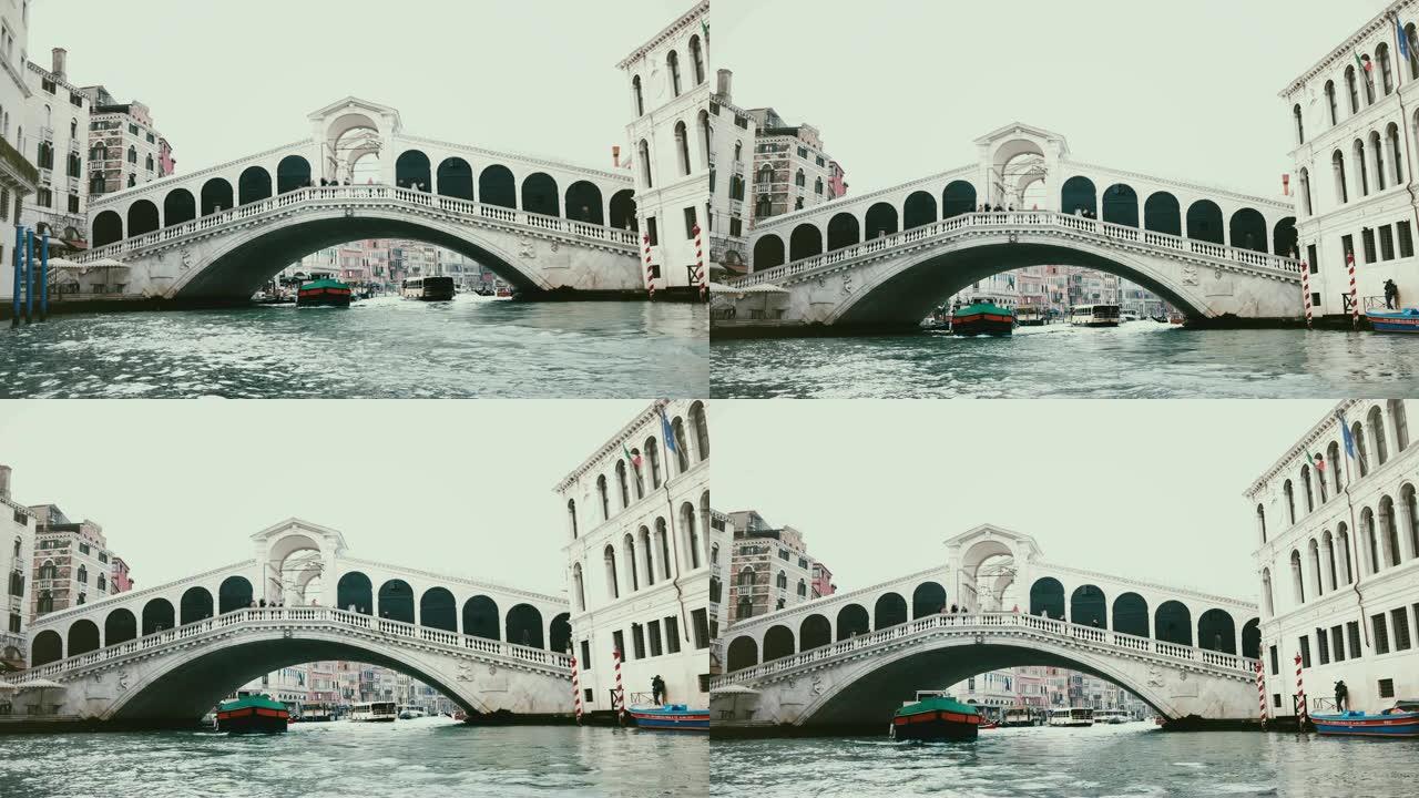 船只经过令人惊叹的里亚托桥下，这是意大利威尼斯和世界建筑古代遗产的象征之一。