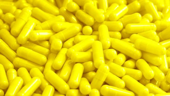 黄色健康胶囊被倒入堆积如山