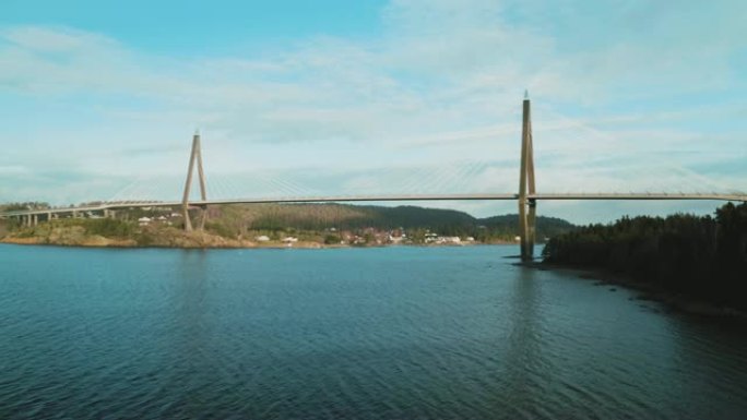 瑞典一座美丽的桥上的日落
