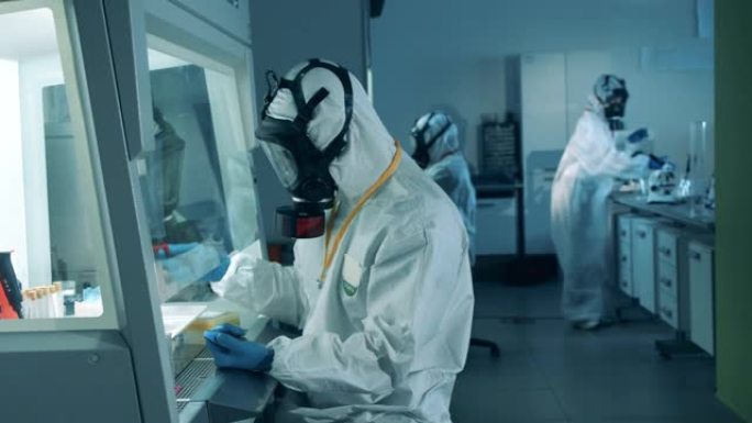 实验室工作人员在实验室使用工具时开发新型冠状病毒肺炎疫苗。