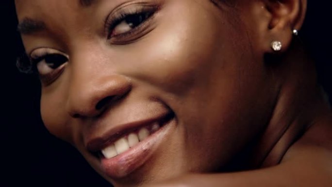 神秘的非洲民族女性护肤。脸部特写