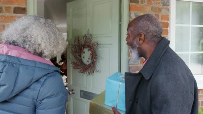 祖父母在圣诞节那天带着礼物来访时受到母女俩的欢迎