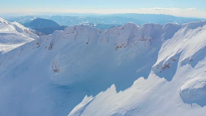 空中: 飞向阿尔卑斯山白雪覆盖的山顶。