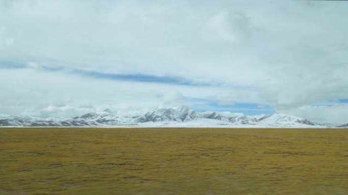 在空旷的平原和白雪皑皑的喜马拉雅山上聚集的白云的壮丽景色
