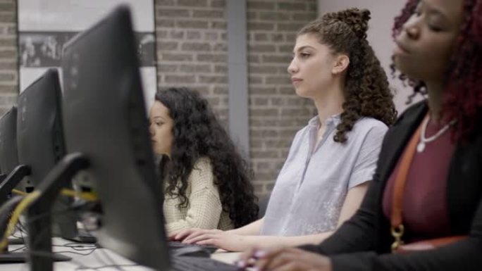 大学生参加计算机课程