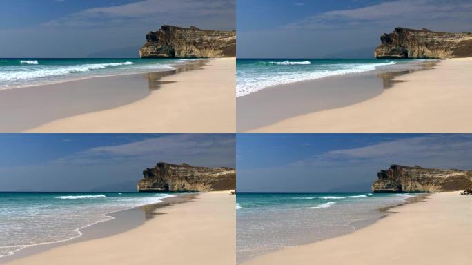 海浪袭击阿曼萨拉拉附近的沙滩 (阿拉伯半岛)