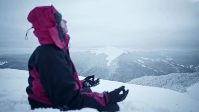 独自在山里。冬季冥想