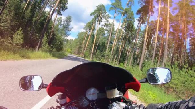森林路，摩托车在第一人称视角行驶。视点。骑自行车的人沿着乡间小路骑行。
