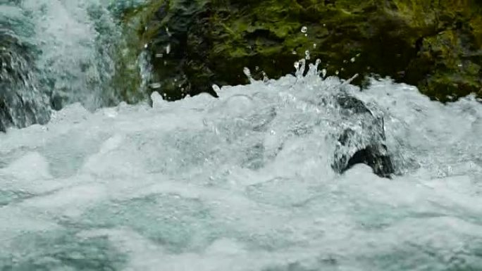 溪水落在山上