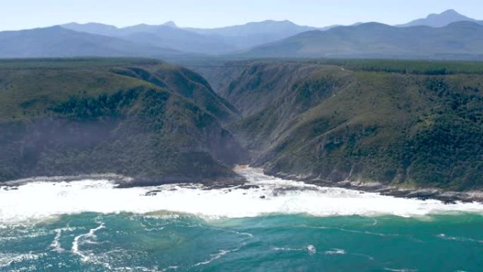 山和海的鸟瞰图山河海航拍入海口大海高山