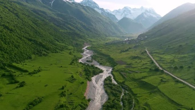 飞越山峡。沿河的路，在山谷中