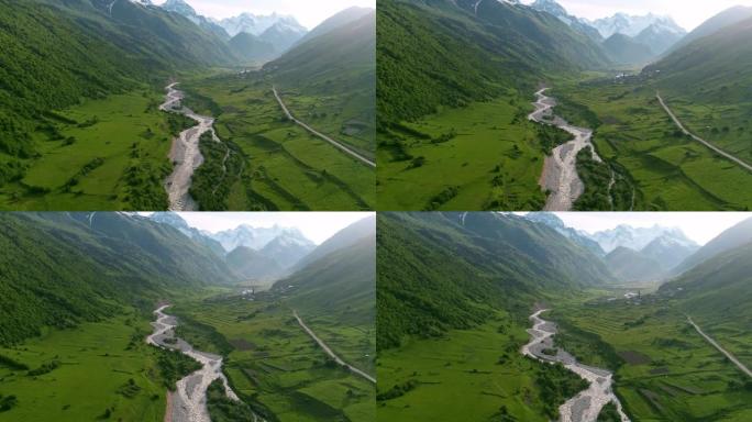 飞越山峡。沿河的路，在山谷中