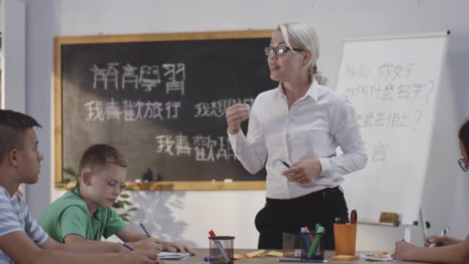 老师在汉语课上向学生解释