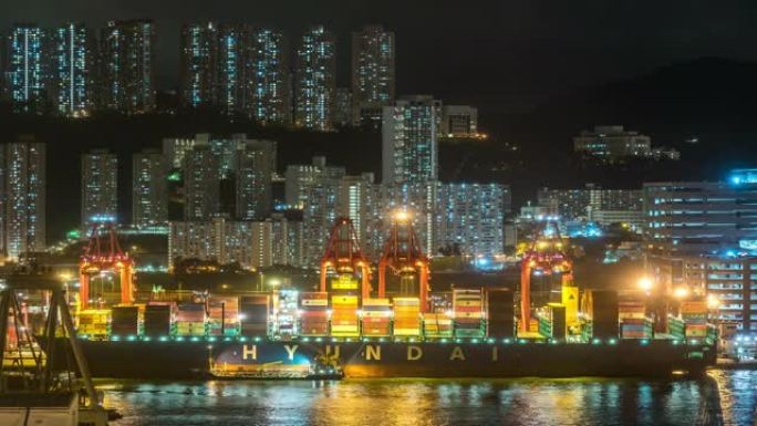 延时: 空中观景货船夜间在香港青衣港装卸