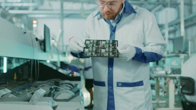 高科技工厂: 质量控制检查员拿起电子印刷电路板并检查是否损坏。在具有表面贴装拾取和放置技术的PCB的