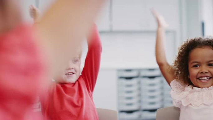 婴儿学童在空中挥舞着手臂，在上课时鼓掌，特写镜头