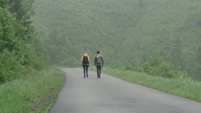 年轻夫妇的山地冒险。雾天