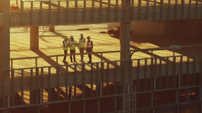 鸟瞰图: 不同的专家团队检查商业、工业建筑/摩天大楼模板施工现场。由土木工程师，投资者，建筑师和工人
