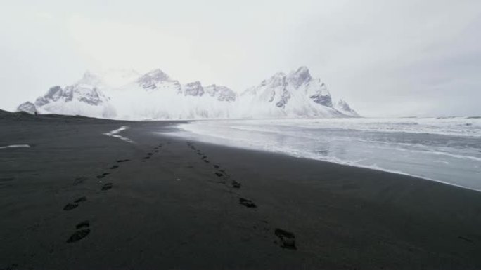 冰岛斯托克尼斯海滩黑沙滩的MS足迹
