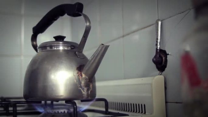 燃气灶燃烧器上的旧茶壶水壶。