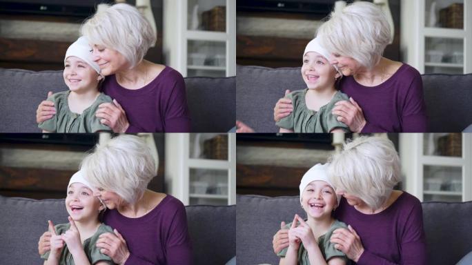 一位祖母和她的孙女一起笑
