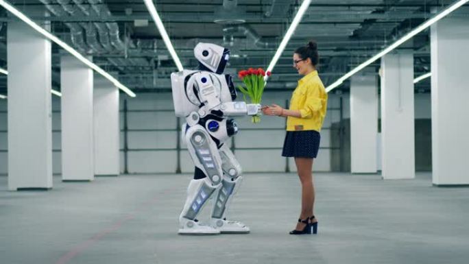 一位女士从一个高大的机器人那里得到花