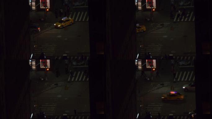 特写: 黄色的出租车和汽车驶过纽约的黑暗小巷。