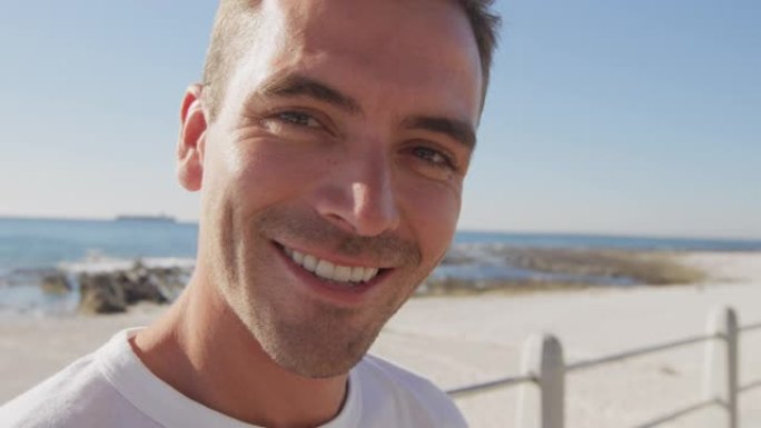 一个年轻人在海滩上微笑的肖像