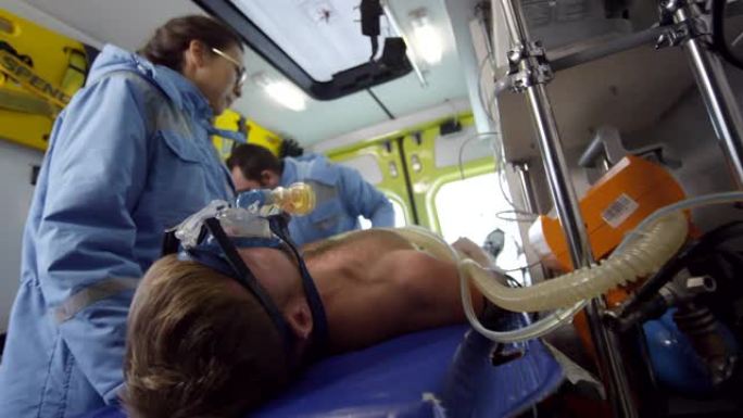 医护人员在救护车中照顾病人的手持镜头