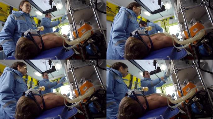 医护人员在救护车中照顾病人的手持镜头