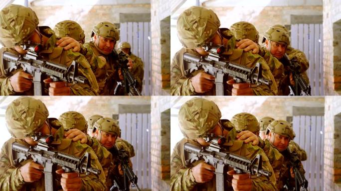 在军事训练4k期间用步枪站立和瞄准的高加索军事士兵的前视图