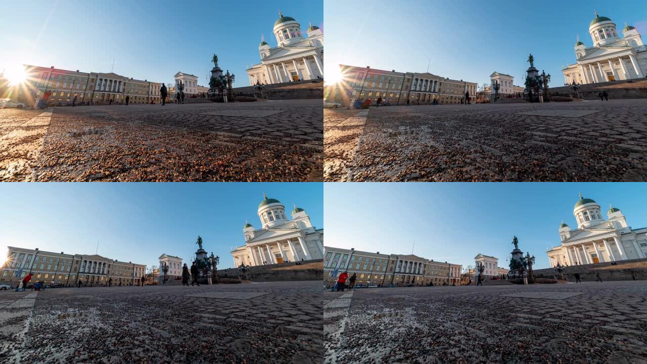 时间流逝: 游客人群带着亚历山大二世的雕像在赫尔辛基参议院广场旅行