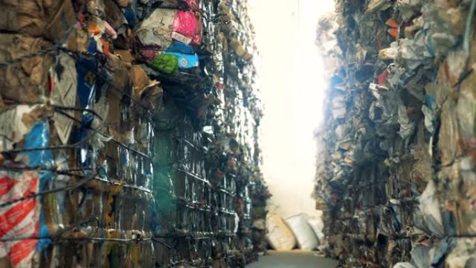 垃圾场有很多废纸，特写。捆绑的纸板堆在垃圾场进行回收。