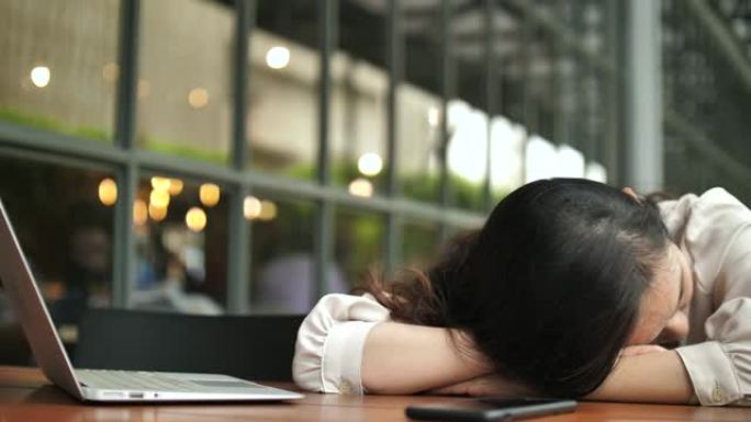 女人用笔记本电脑努力工作后睡觉
