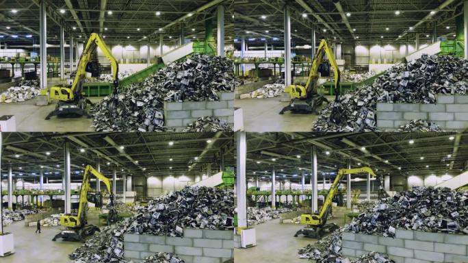 垃圾场单位，有一个装载机抓取和转移垃圾。回收工业概念，塑料垃圾回收工厂。