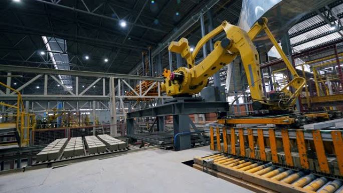在现代工厂，工作臂在一条线上移动砖块。