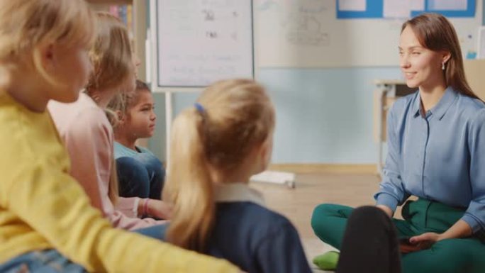 学校创意课: 孩子们坐在豆袋上，而有爱心的老师在使用数字平板电脑时讲解课程。聪明的孩子在友好的现代环