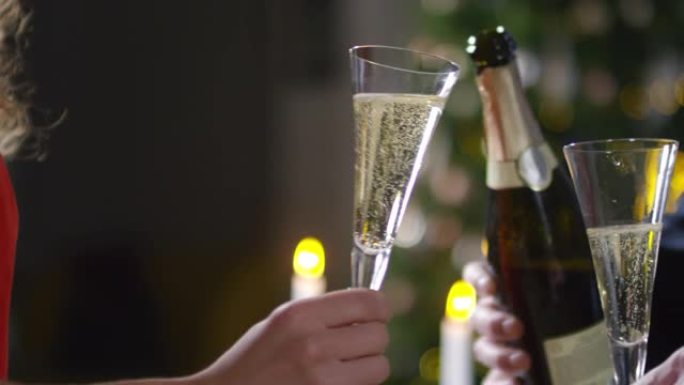无法识别的夫妇在新年聚会上享受香槟