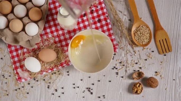 白木桌上面粉中的鸡蛋，慢动作