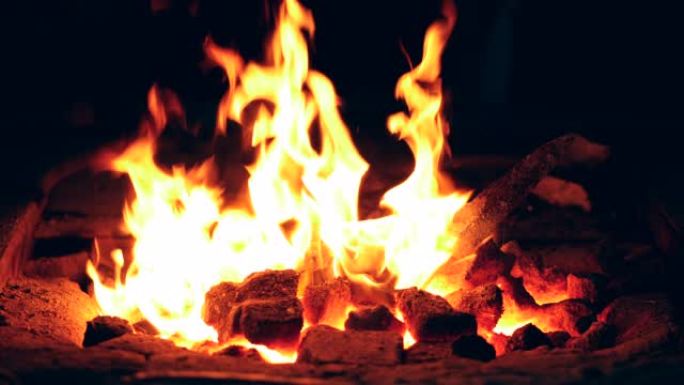 铁匠铺的炉子里燃烧着火
