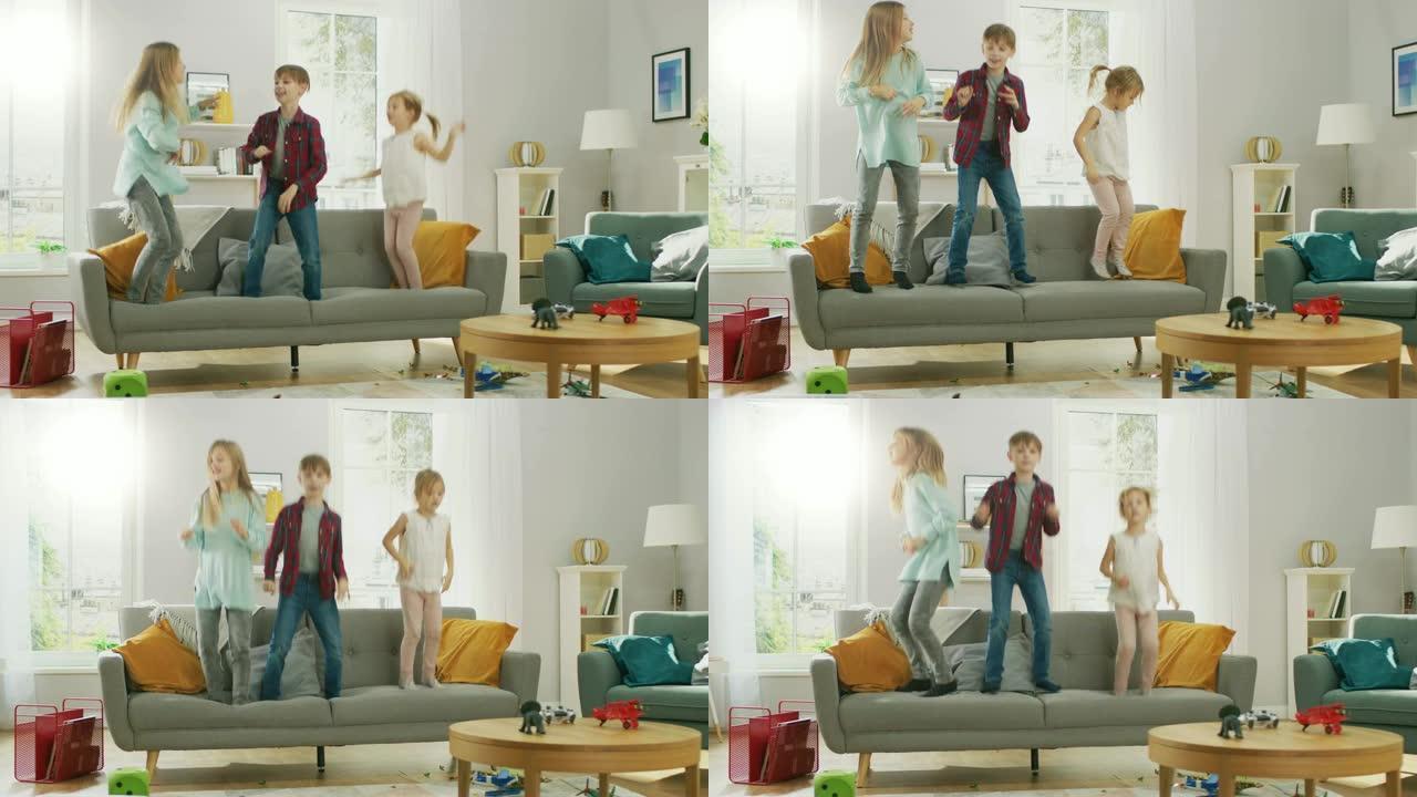 两个可爱的小女孩和年轻可爱的男孩玩得很开心，在家里的沙发上跳得很高。快乐的孩子们在阳光明媚的客厅里的