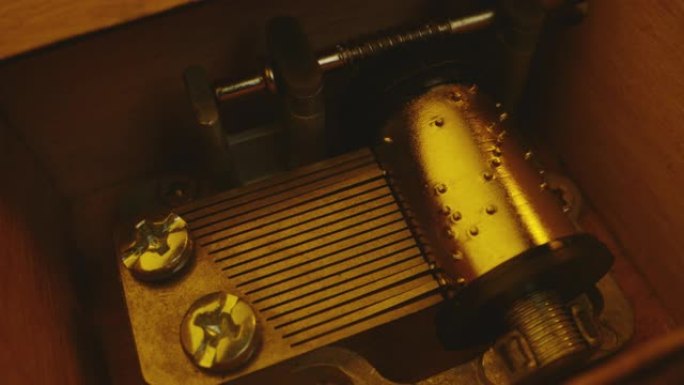 操作中的老式音乐盒